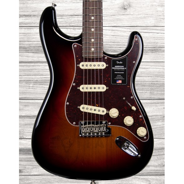 Fender American Professional II Stratocaster RW 3-Color Sunburst - Corpo em Alder (amieiro), Braço em Maple, Escala em Rosewood, Perfil do braço: Deep C, Raio do braço: 241mm (9.5), Escala: 648 mm (25.51), 