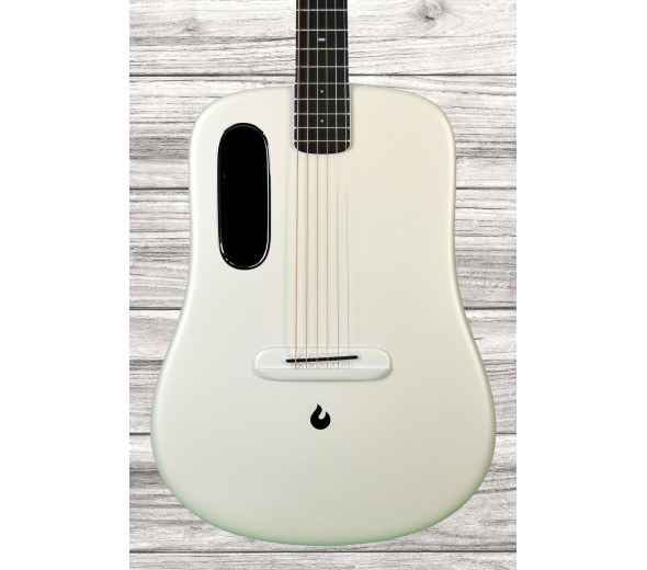 LAVA MUSIC   ME 3 Space Bag 38'' White - Guitarra revolucionária com construção em carbono de 38'' que proporciona um som redondo e potente com muitos graves., Incorpora um reprodutor de áudio que permite tocar com efeitos em músicas impo...